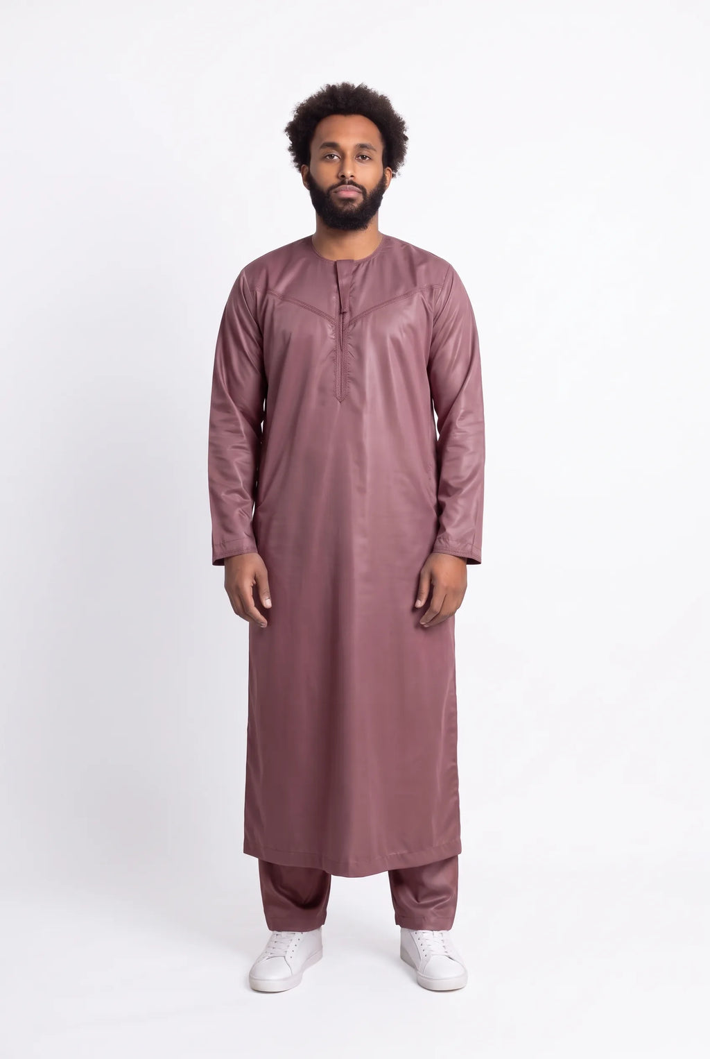 Qamis omani satiné bordeaux Ayoub porté de face, vue en pied sur fond blanc