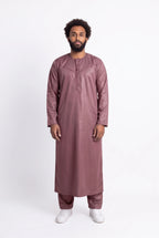 Qamis omani satiné bordeaux Ayoub porté de face, vue en pied sur fond blanc