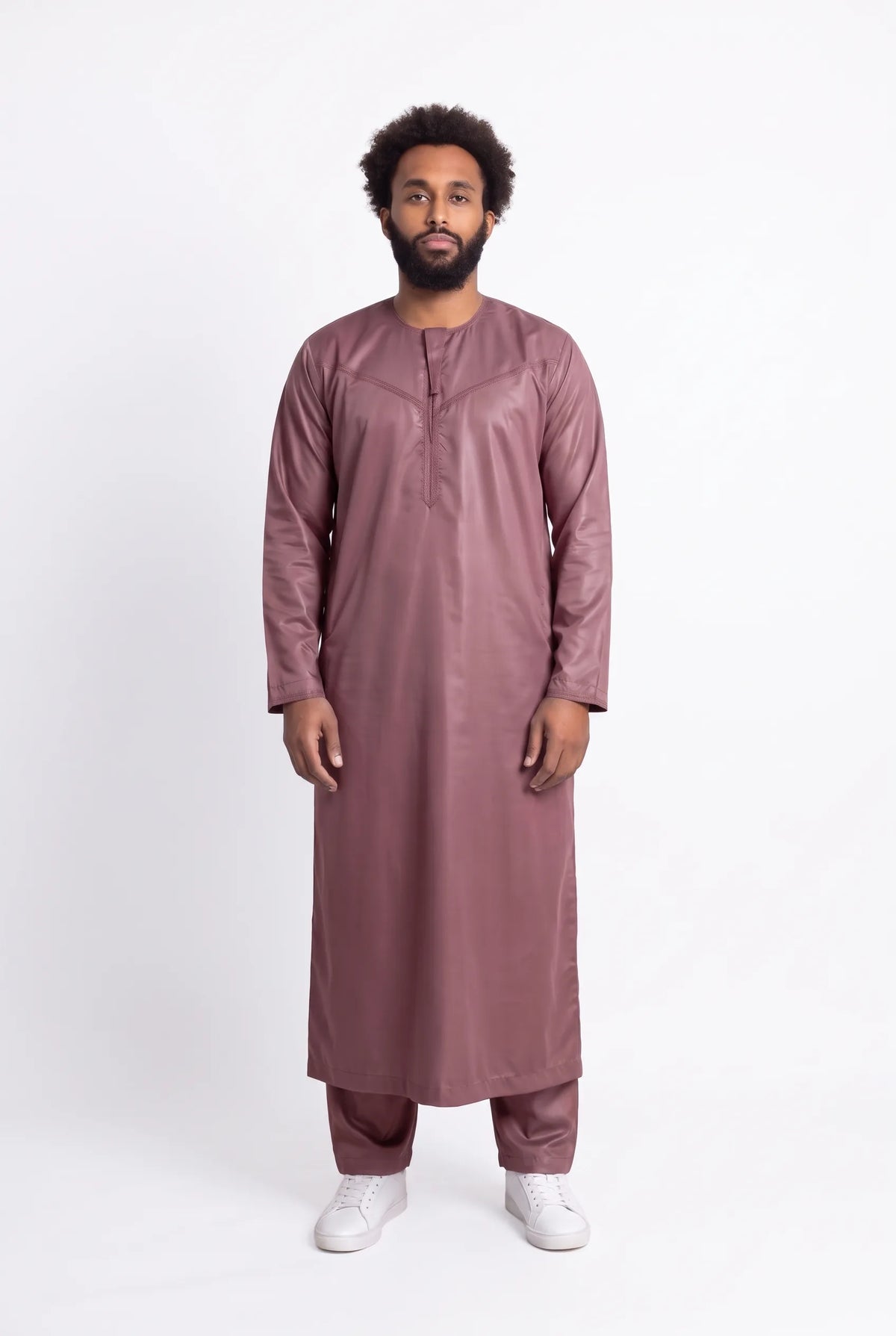 Qamis omani satiné bordeaux Ayoub porté de face, vue en pied sur fond blanc