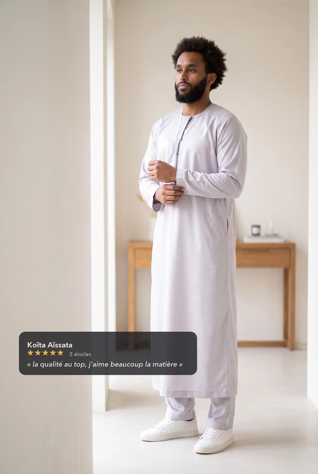 Qamis omani satiné gris Ayoub porté en intérieur, avis client