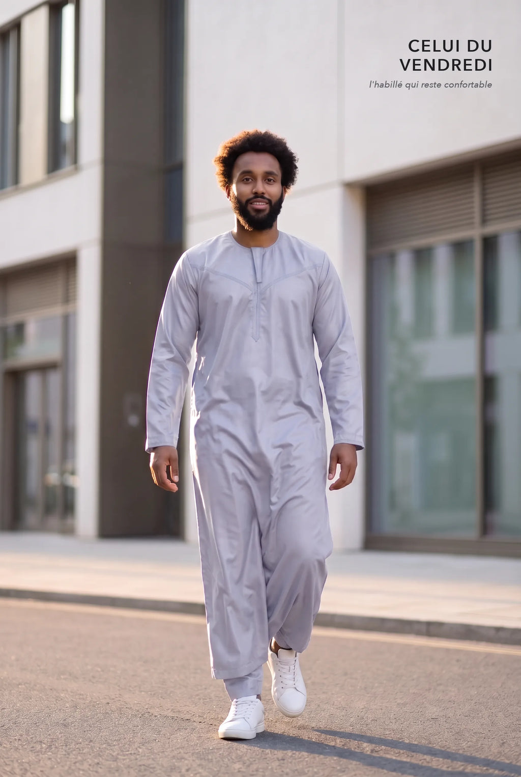 Qamis omani satiné gris Ayoub porté en extérieur, tenue du vendredi