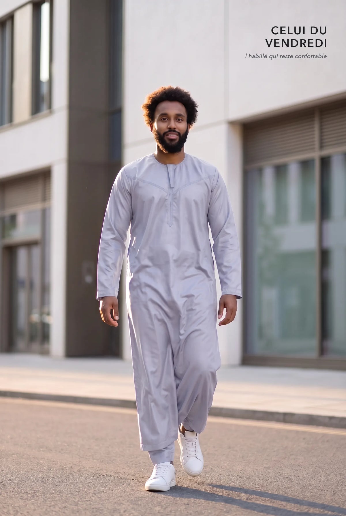 Qamis omani satiné gris Ayoub porté en extérieur, tenue du vendredi