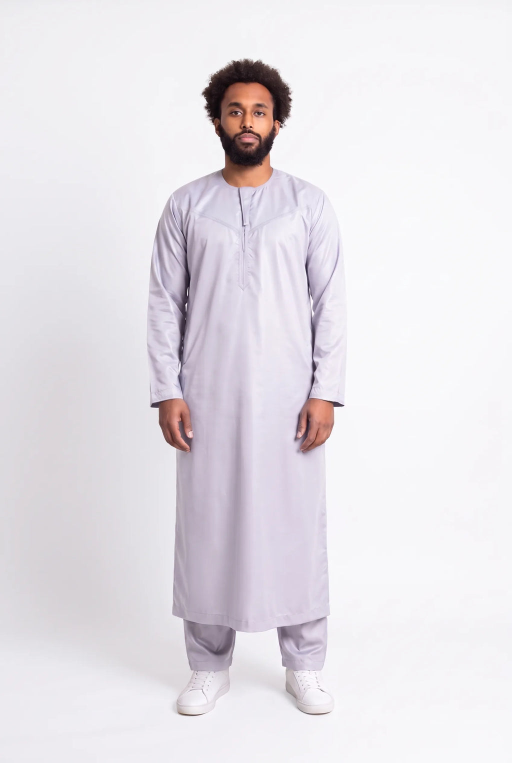 Qamis omani satiné gris Ayoub porté de face, vue en pied sur fond blanc