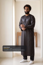 Qamis omani satiné noir Ayoub porté en intérieur, avis client