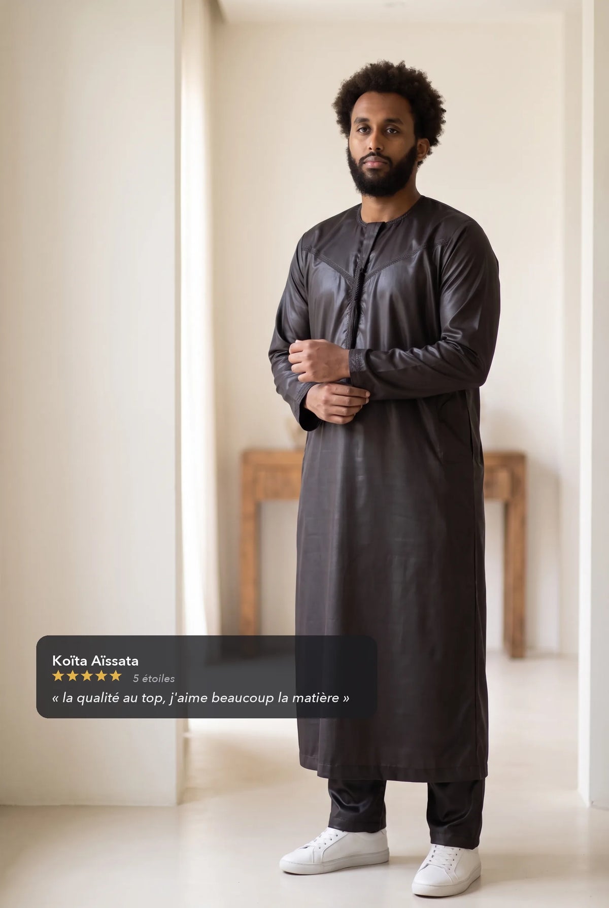 Qamis omani satiné noir Ayoub porté en intérieur, avis client