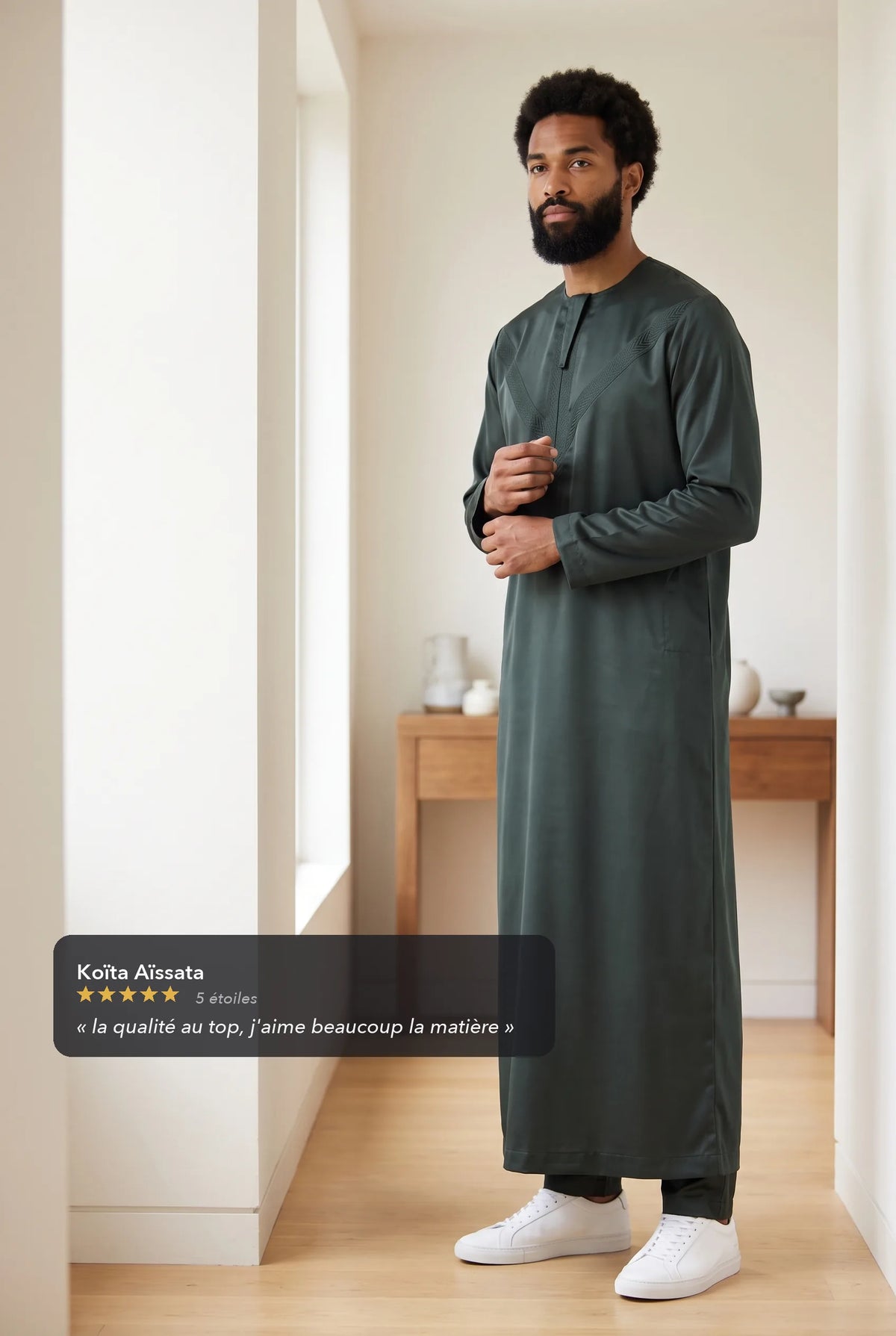 Qamis omani satiné vert Ayoub porté en intérieur, avis client