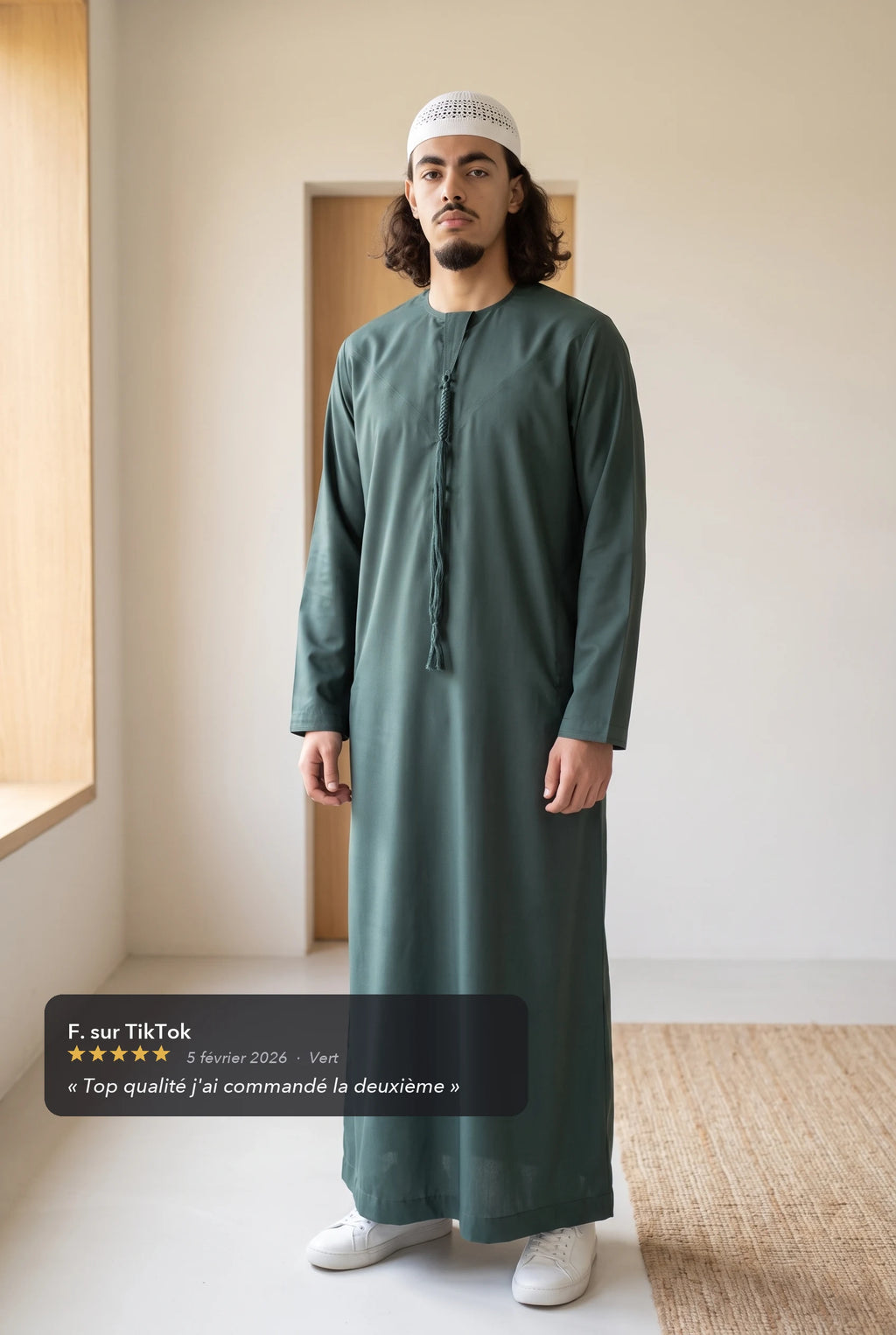 Qamis omani vert Hamza porté en intérieur, avec l'avis cinq étoiles d'un client