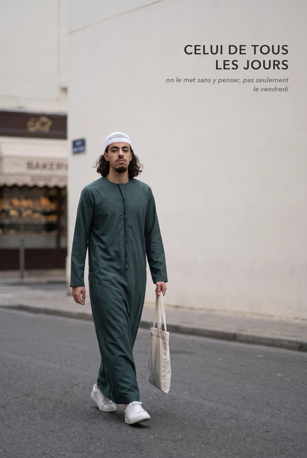 Qamis omani vert Hamza porté dans la rue au quotidien
