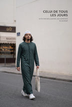 Qamis omani vert Hamza porté dans la rue au quotidien
