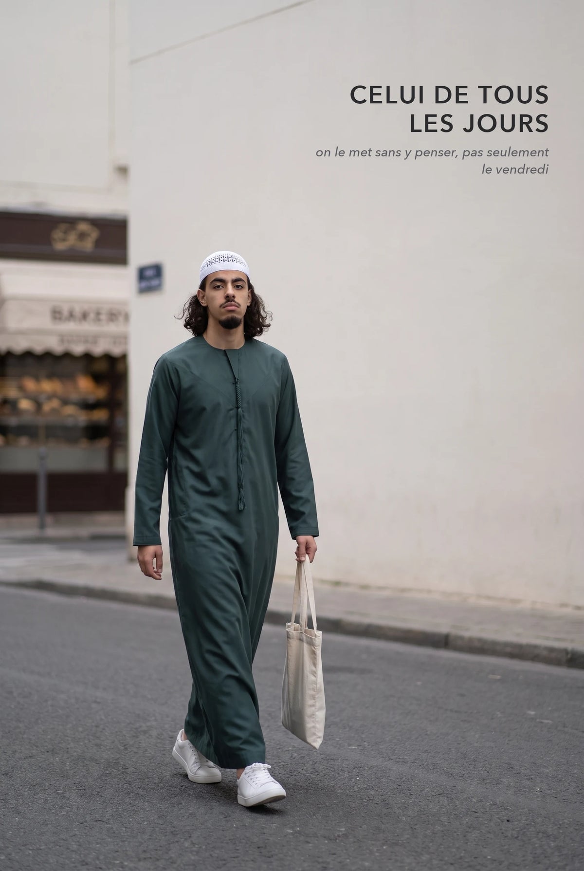 Qamis omani vert Hamza porté dans la rue au quotidien