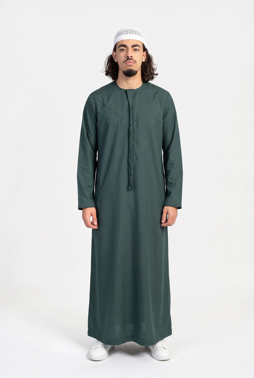 Qamis omani vert Hamza porté de face, encolure ronde sans col et tarboucha tressée ton sur ton