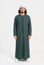 Qamis omani vert Hamza porté de face, encolure ronde sans col et tarboucha tressée ton sur ton