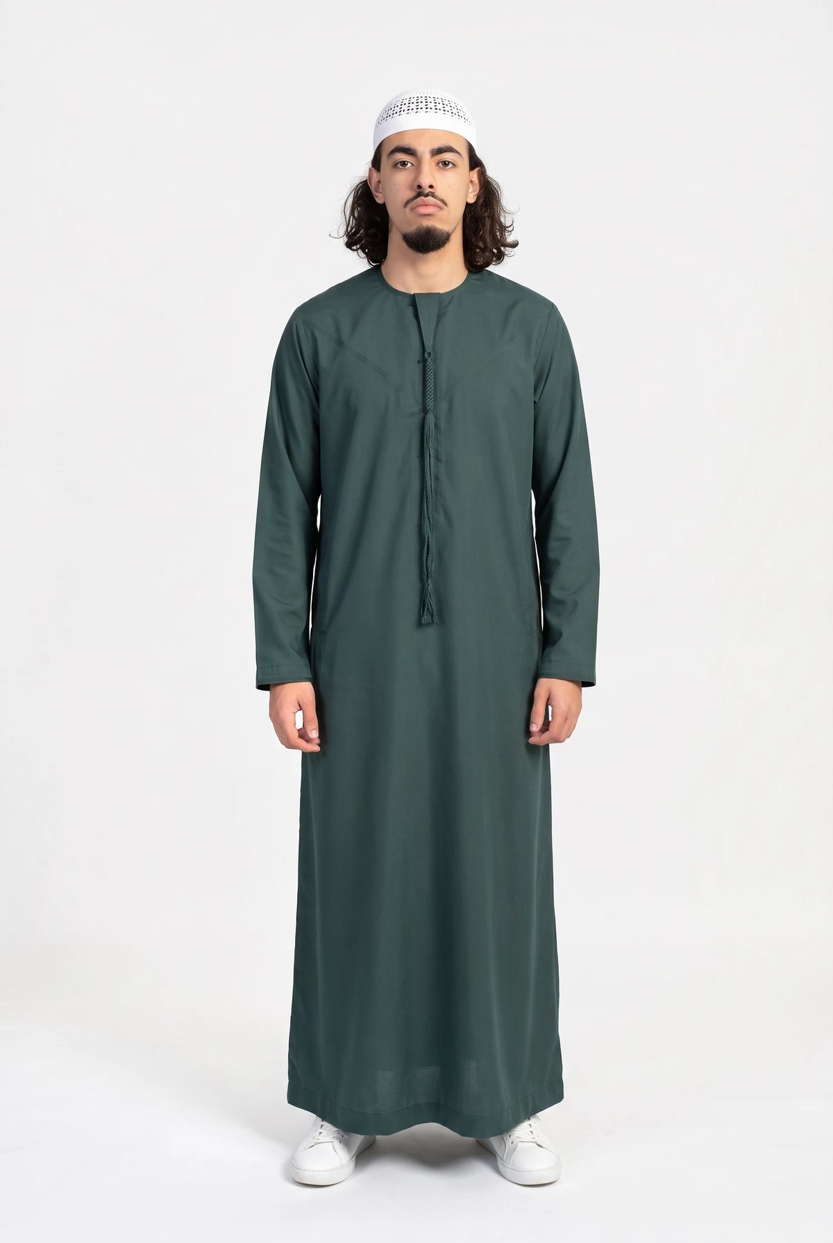 Qamis omani vert Hamza porté de face, encolure ronde sans col et tarboucha tressée ton sur ton
