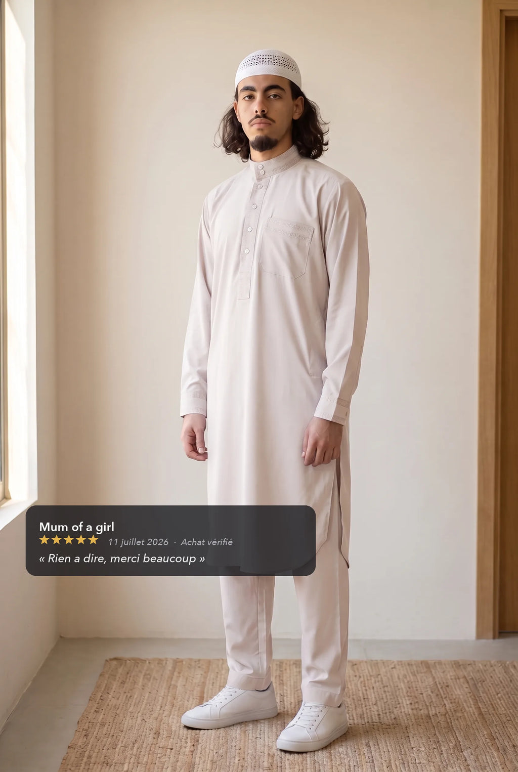 Qamis Sofiane beige porté en intérieur, avec l'avis cinq étoiles d'une cliente