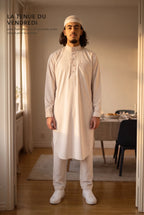 Qamis Sofiane beige porté un jour de réunion de famille, la tenue du vendredi