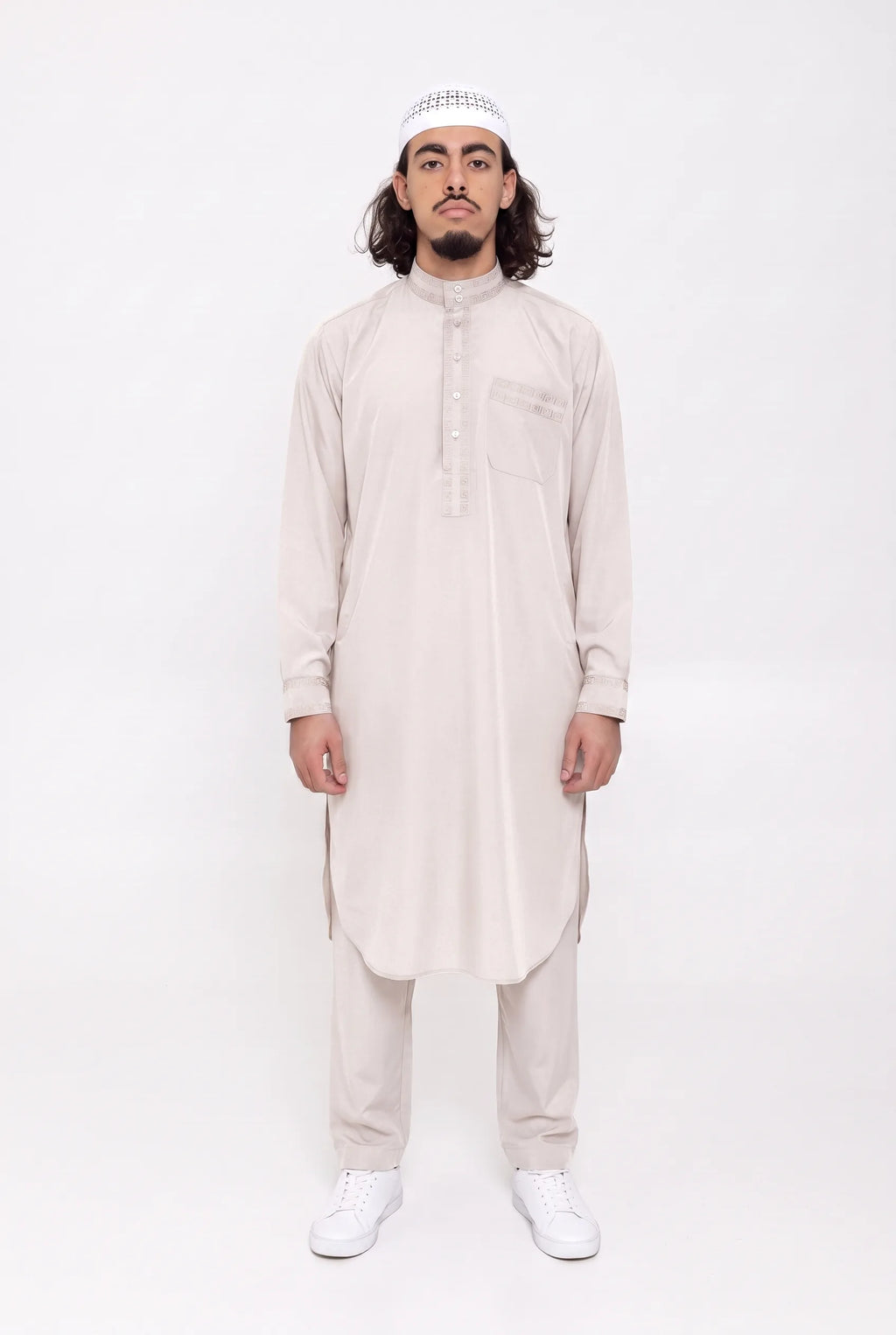Ensemble qamis pakistanais beige Sofiane porté de face, tunique mi-mollet et pantalon droit assorti