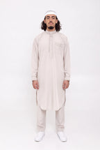 Ensemble qamis pakistanais beige Sofiane porté de face, tunique mi-mollet et pantalon droit assorti