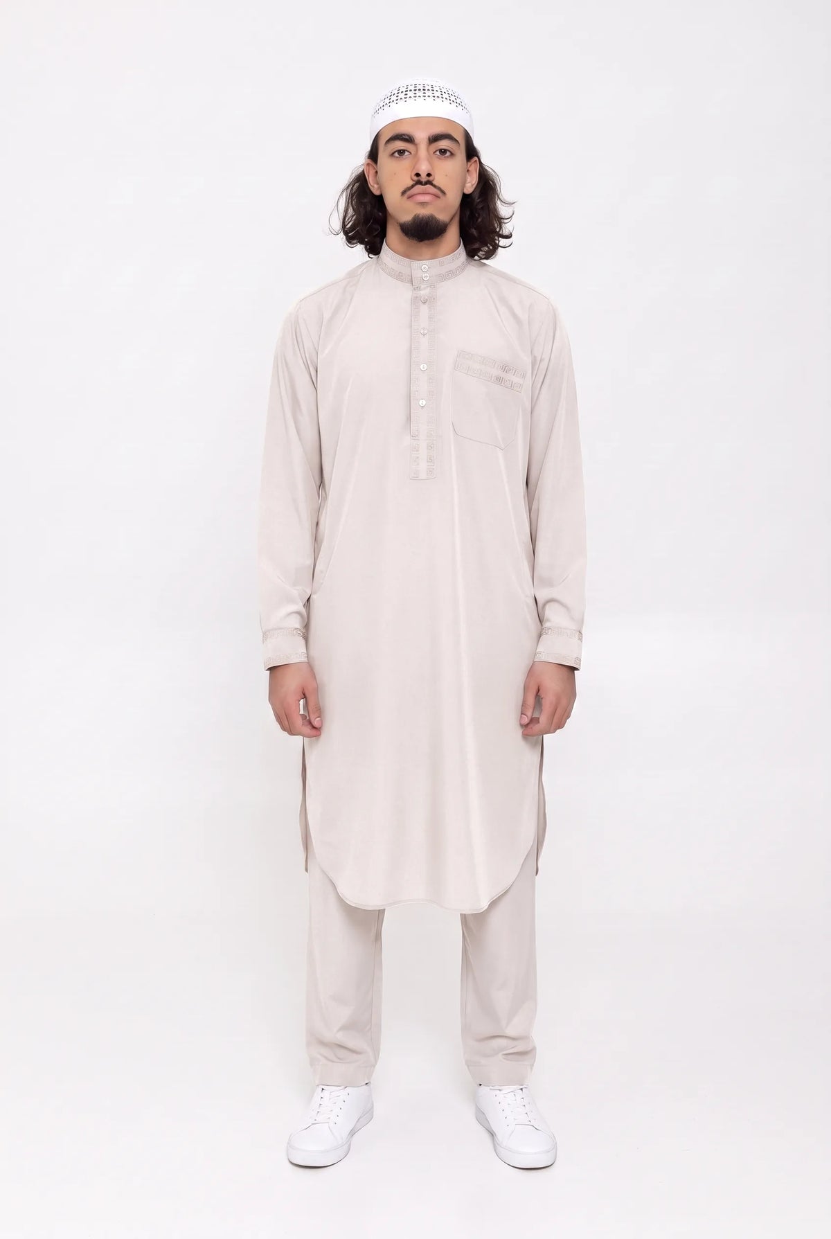 Ensemble qamis pakistanais beige Sofiane porté de face, tunique mi-mollet et pantalon droit assorti