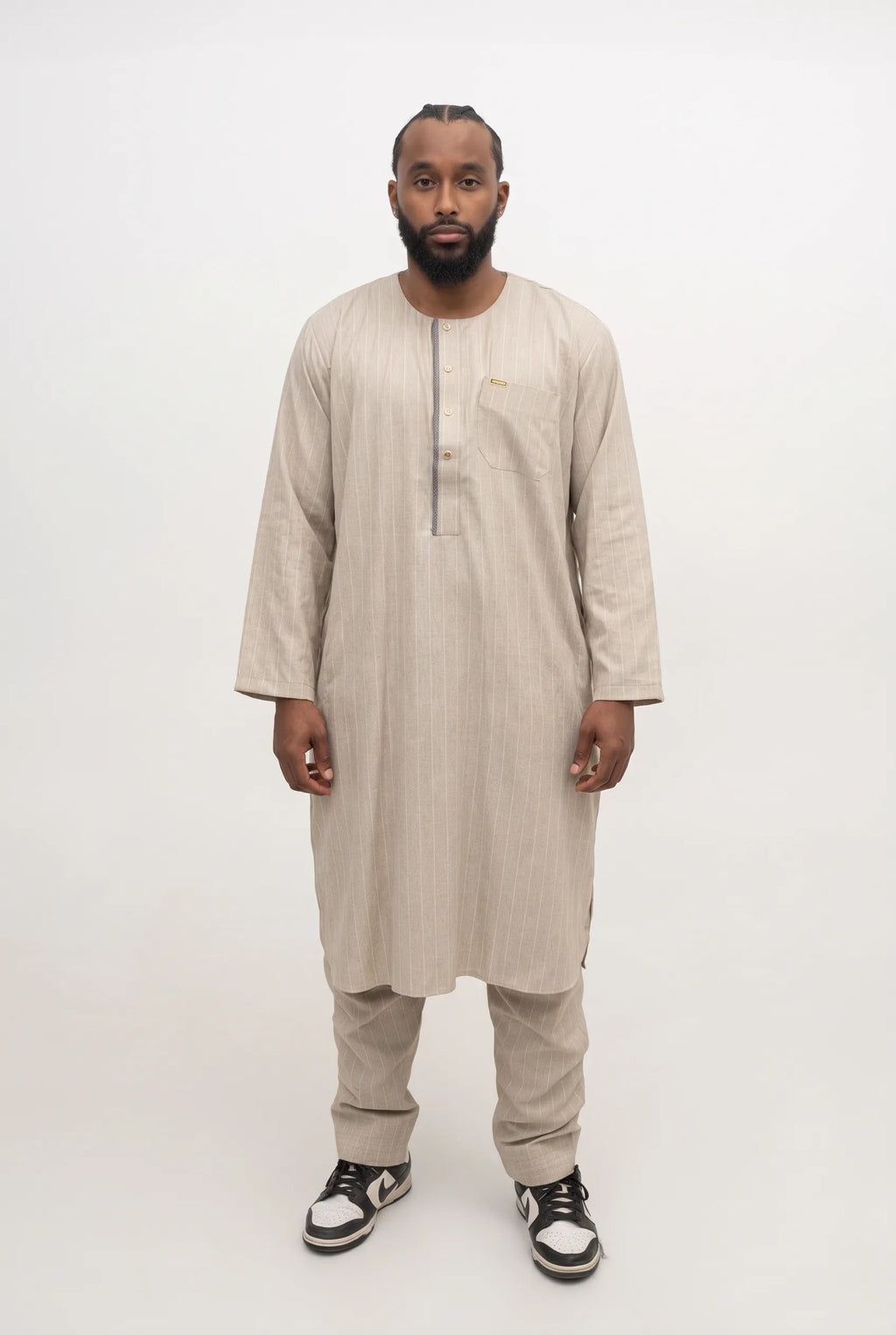 Qamis pakistanais beige Zakariya porté, ensemble deux pièces avec son pantalon