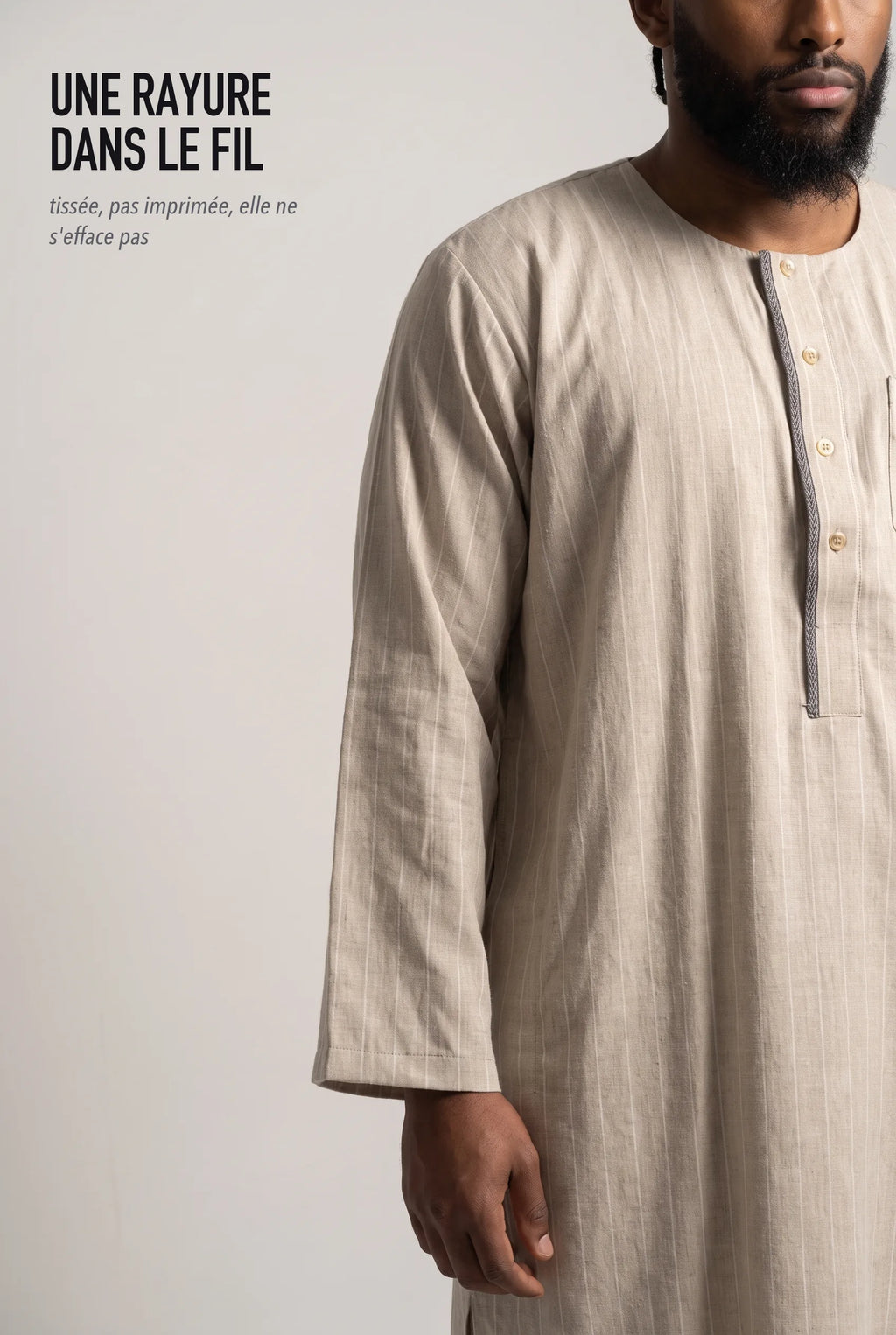 La rayure fine tissée dans le fil du qamis Zakariya beige