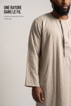 La rayure fine tissée dans le fil du qamis Zakariya beige