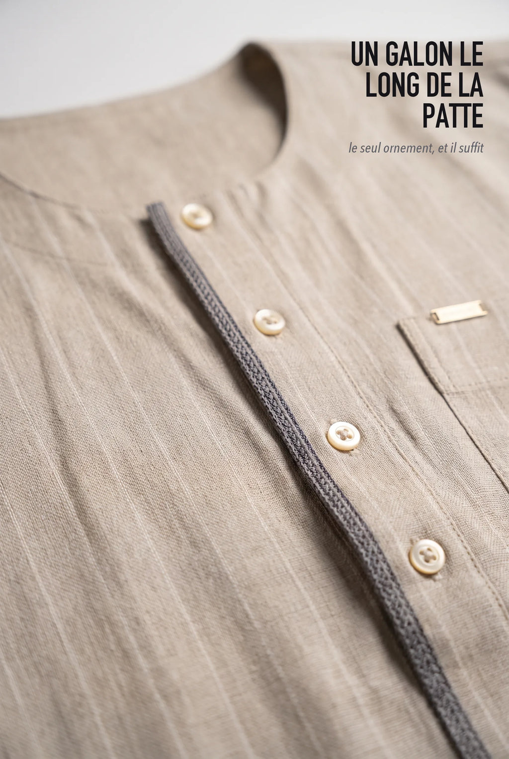 Le galon tissé le long de la patte du qamis Zakariya beige