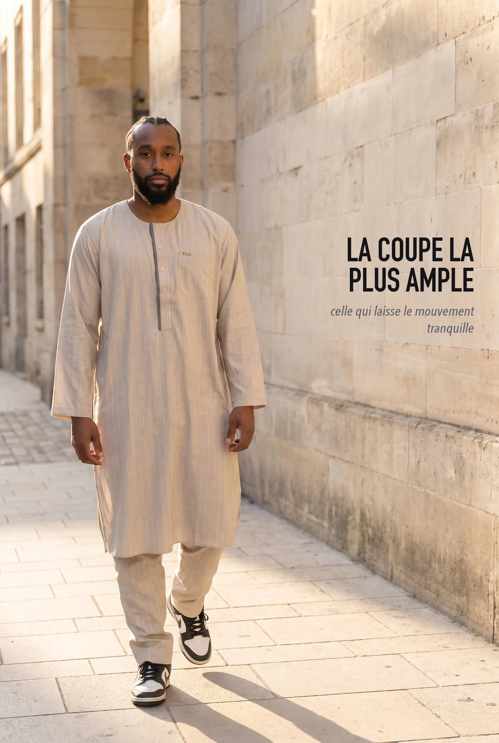 Le qamis Zakariya beige porté en semaine, dans la rue
