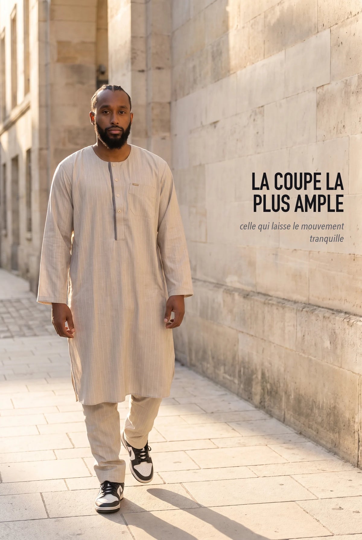 Le qamis Zakariya beige porté en semaine, dans la rue