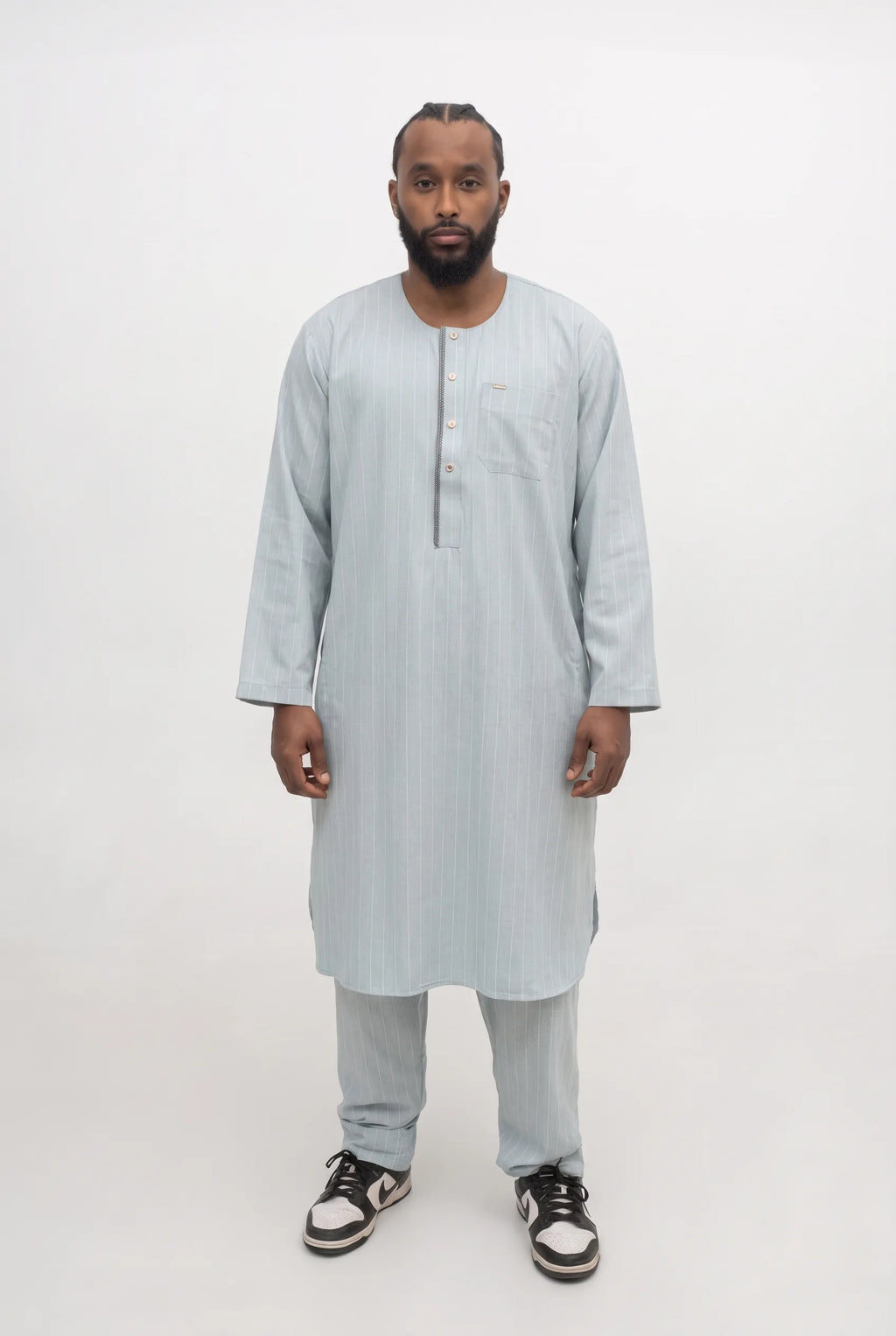 Qamis pakistanais bleu gris Zakariya porté, ensemble deux pièces avec son pantalon