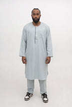 Qamis pakistanais bleu gris Zakariya porté, ensemble deux pièces avec son pantalon