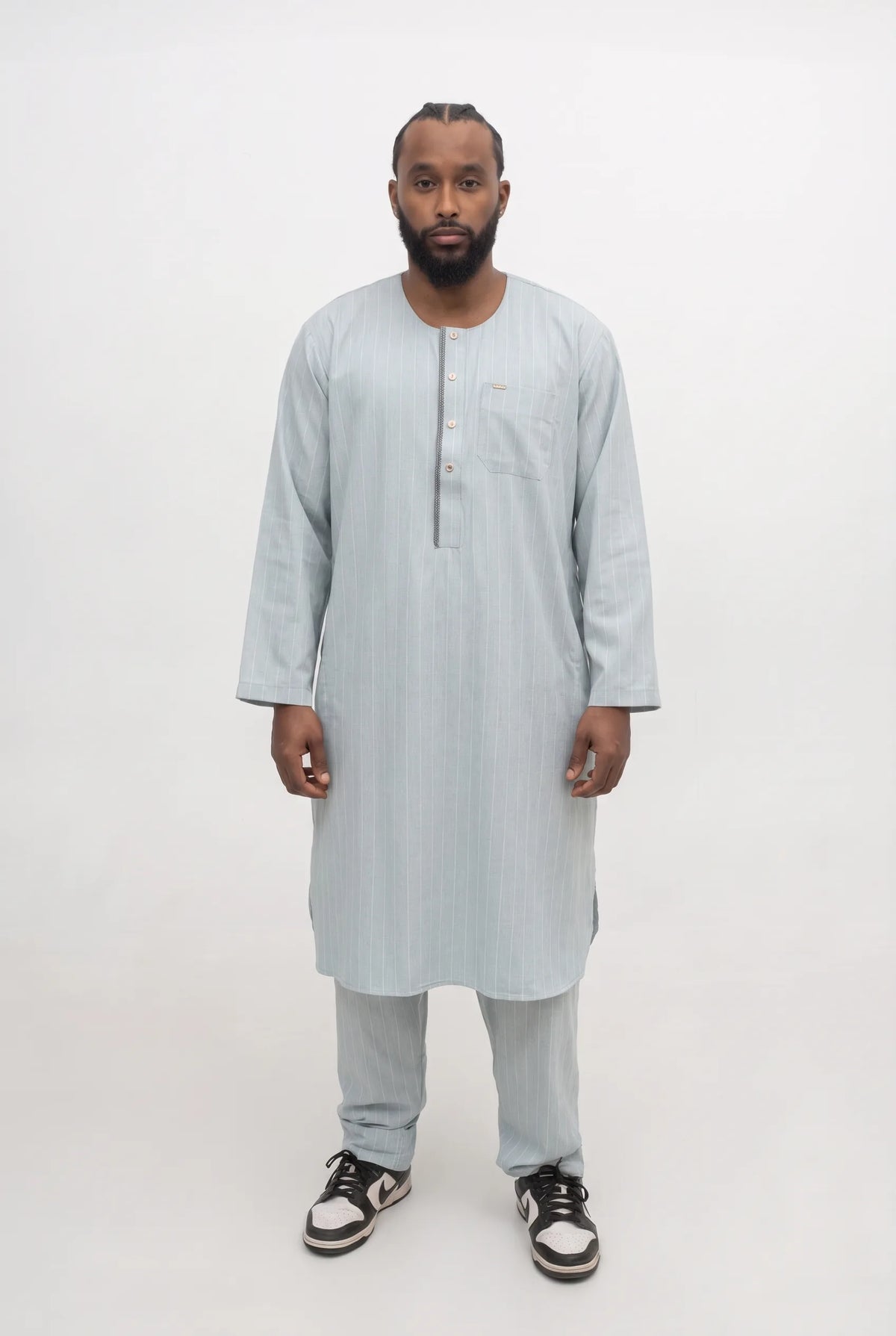Qamis pakistanais bleu gris Zakariya porté, ensemble deux pièces avec son pantalon