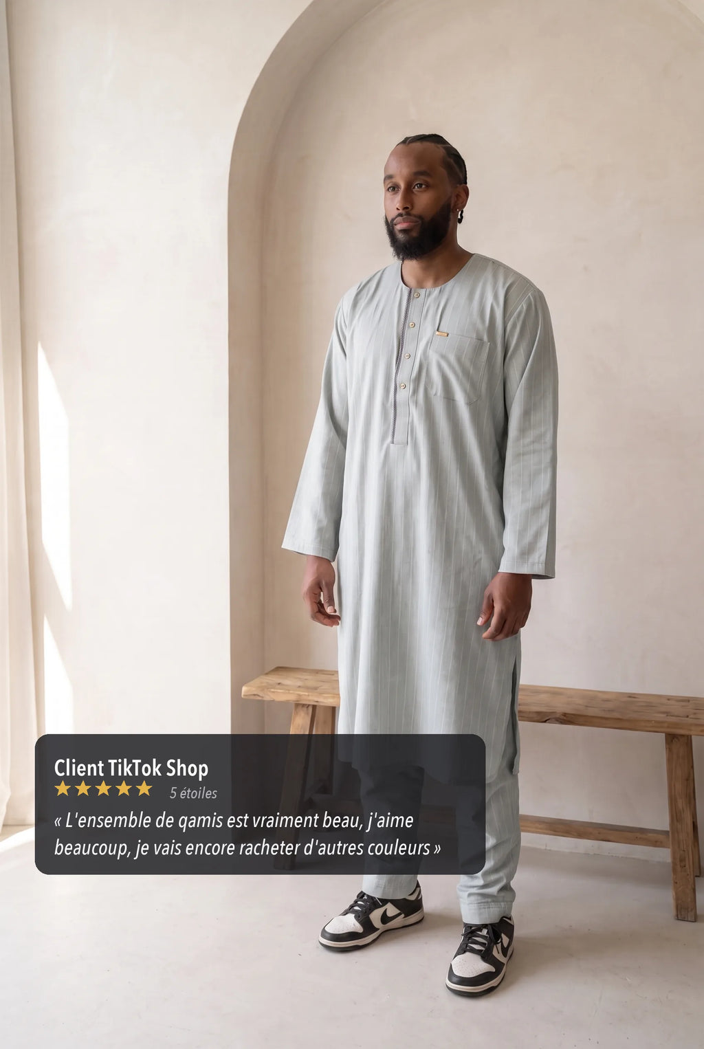 Qamis Zakariya bleu gris porté en situation, avis client