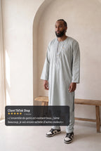 Qamis Zakariya bleu gris porté en situation, avis client