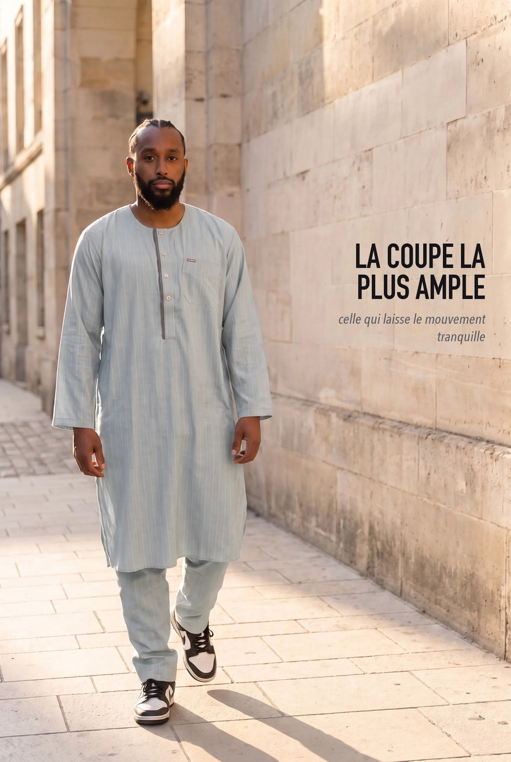 Le qamis Zakariya bleu gris porté en semaine, dans la rue