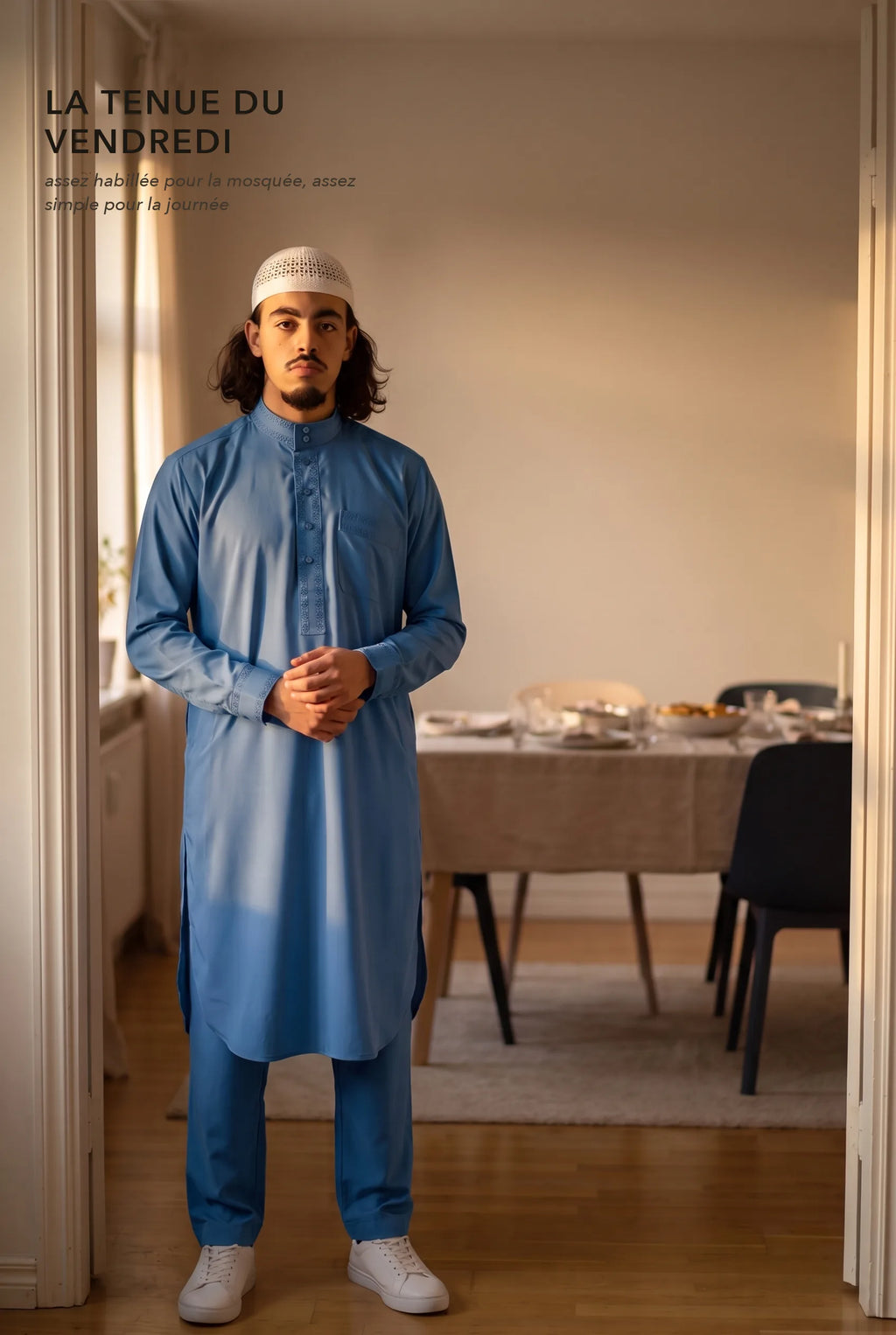 Qamis Sofiane bleu porté un jour de réunion de famille, la tenue du vendredi