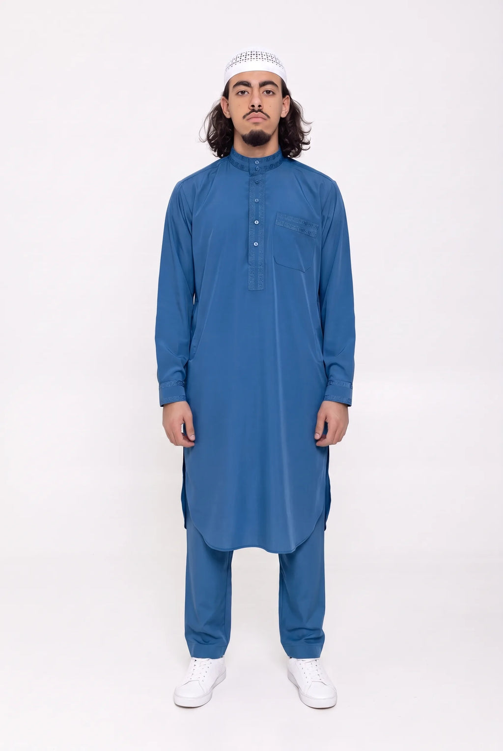 Ensemble qamis pakistanais bleu Sofiane porté de face, tunique mi-mollet et pantalon droit assorti