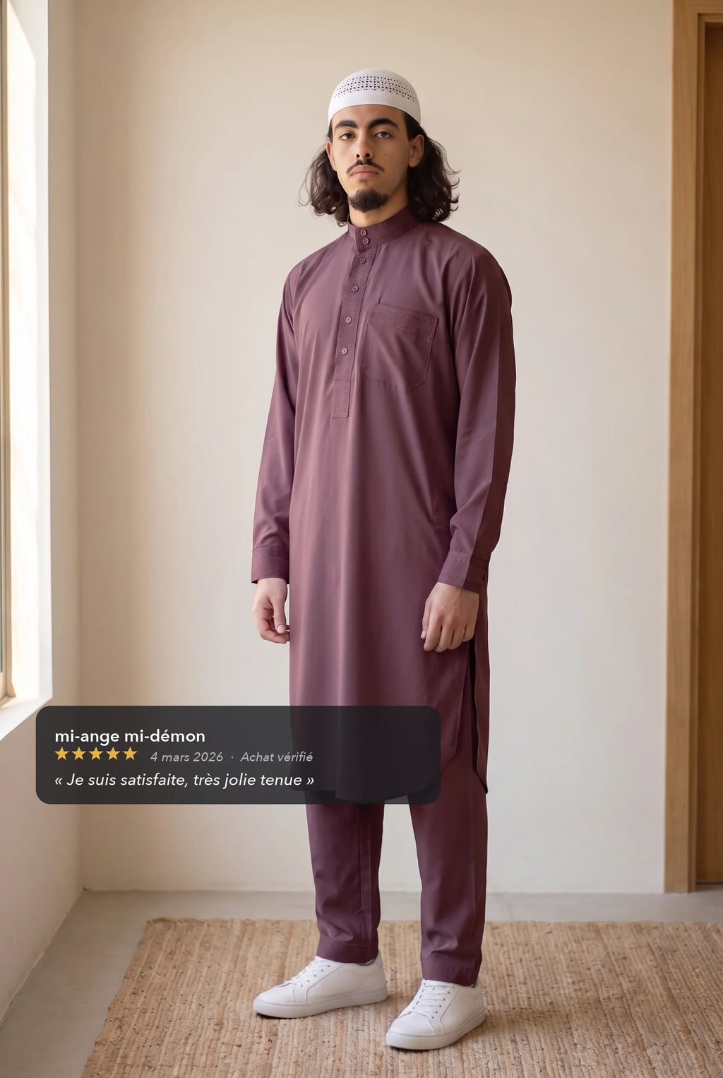 Qamis Sofiane bordeaux porté en intérieur, avec l'avis cinq étoiles d'une cliente