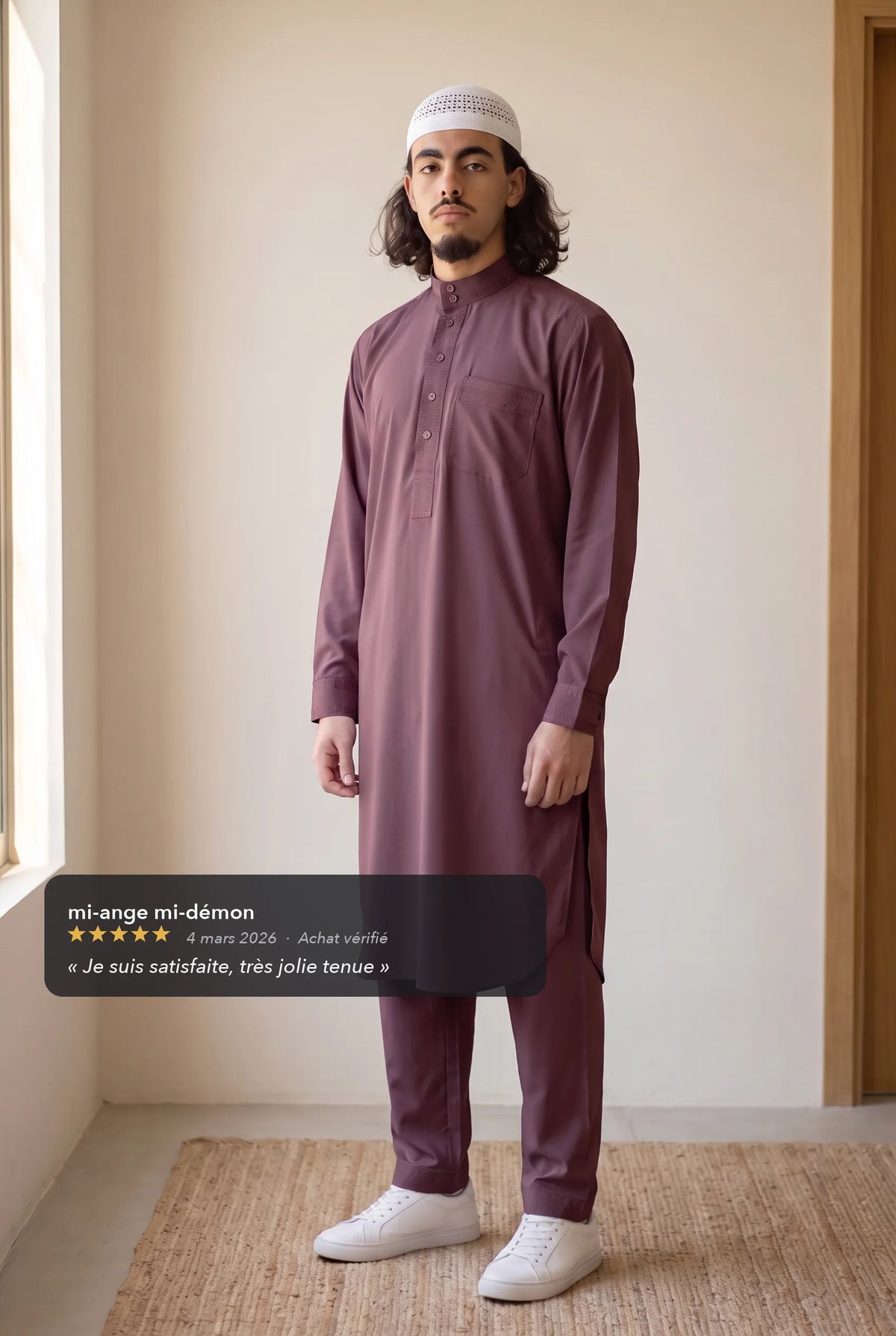 Qamis Sofiane bordeaux porté en intérieur, avec l'avis cinq étoiles d'une cliente