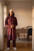 Qamis Sofiane bordeaux porté un jour de réunion de famille, la tenue du vendredi