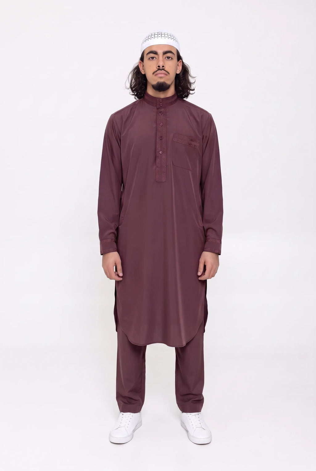 Ensemble qamis pakistanais bordeaux Sofiane porté de face, tunique mi-mollet et pantalon droit assorti