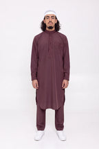 Ensemble qamis pakistanais bordeaux Sofiane porté de face, tunique mi-mollet et pantalon droit assorti