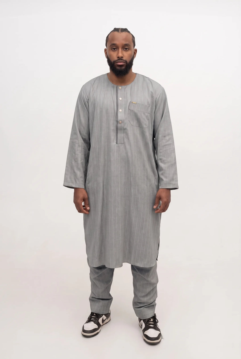 Qamis pakistanais gris foncé Zakariya porté, ensemble deux pièces avec son pantalon
