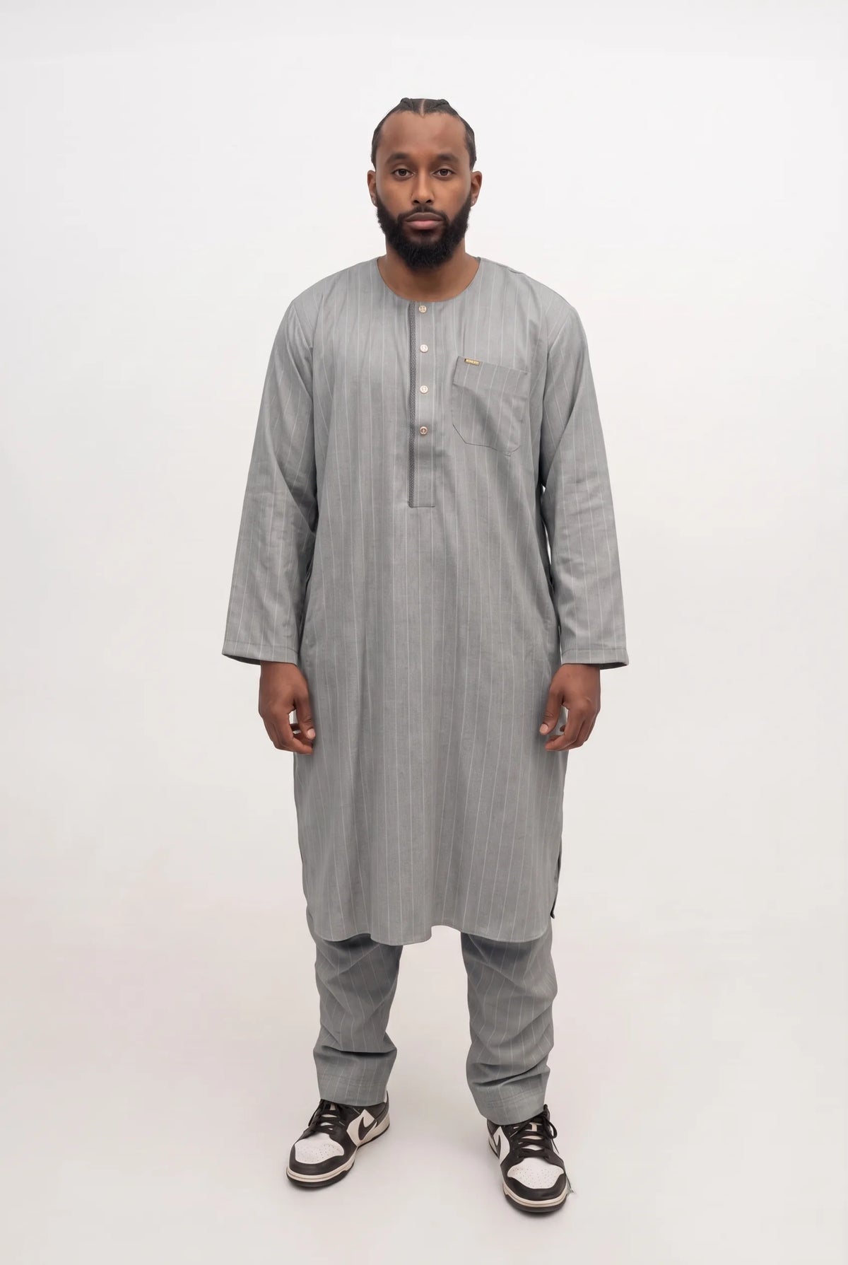 Qamis pakistanais gris foncé Zakariya porté, ensemble deux pièces avec son pantalon