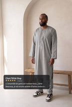 Qamis Zakariya gris foncé porté en situation, avis client