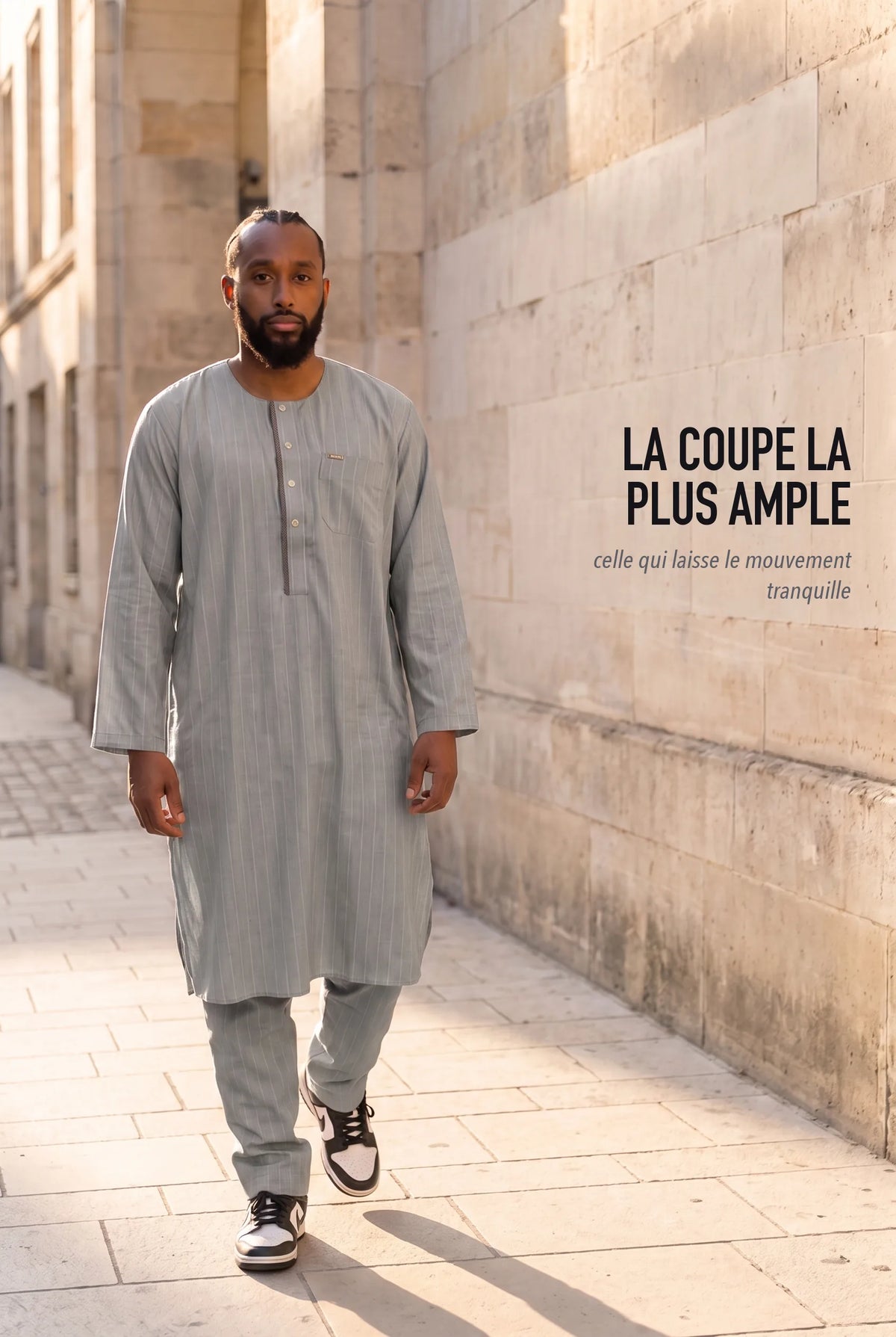 Le qamis Zakariya gris foncé porté en semaine, dans la rue
