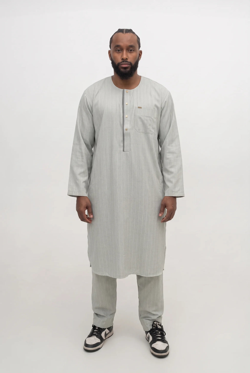 Qamis pakistanais gris sauge Zakariya porté, ensemble deux pièces avec son pantalon