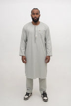 Qamis pakistanais gris sauge Zakariya porté, ensemble deux pièces avec son pantalon