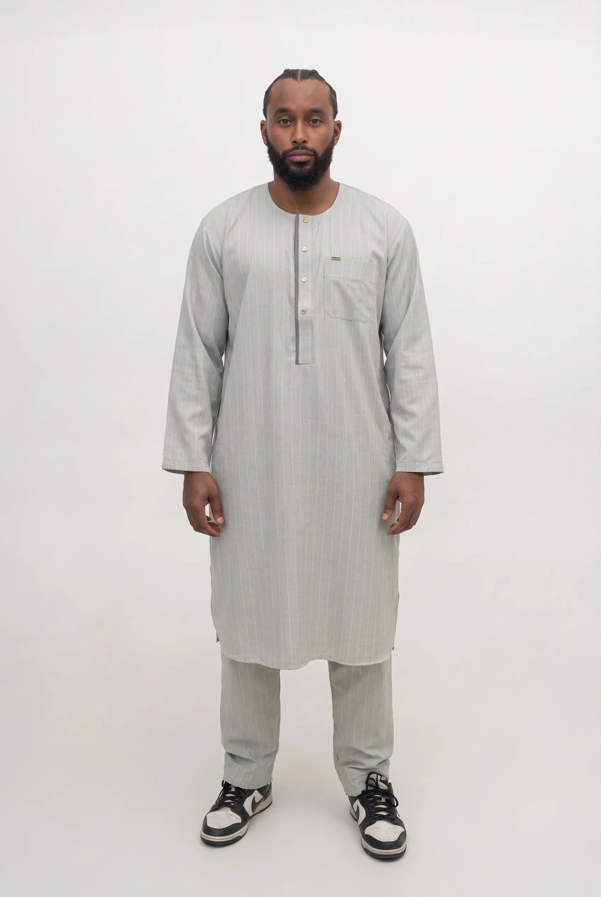 Qamis pakistanais gris sauge Zakariya porté, ensemble deux pièces avec son pantalon