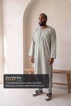 Qamis Zakariya gris sauge porté en situation, avis client