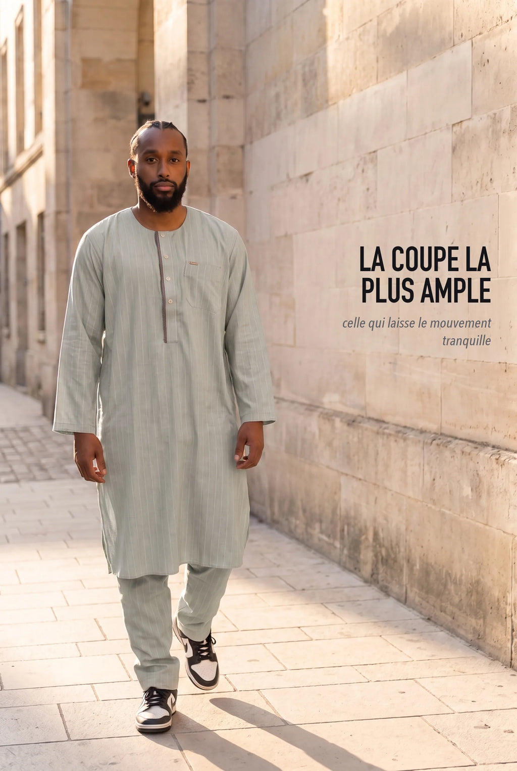 Le qamis Zakariya gris sauge porté en semaine, dans la rue